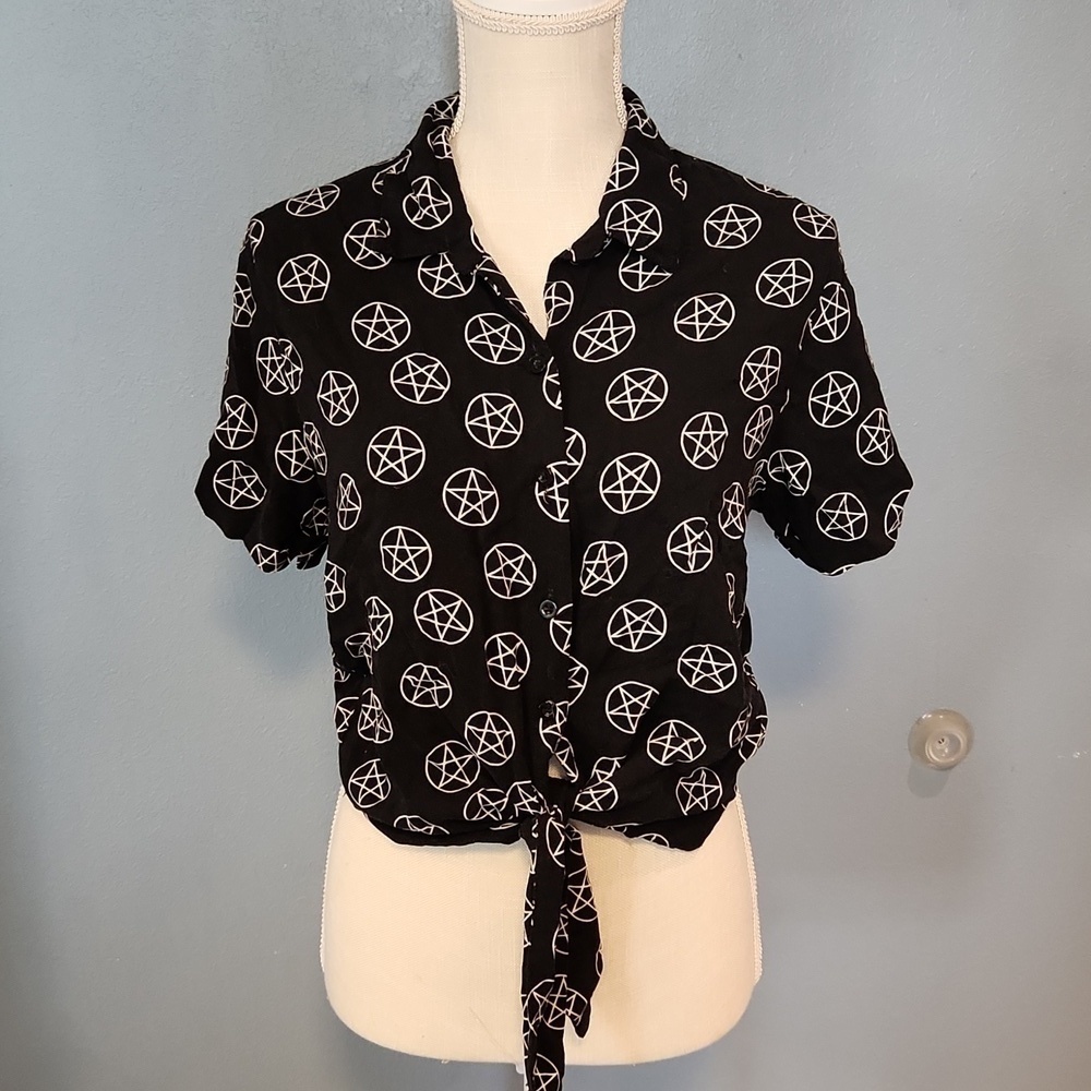 Spencer's Halloween Satanic cropped button-down tie waist top